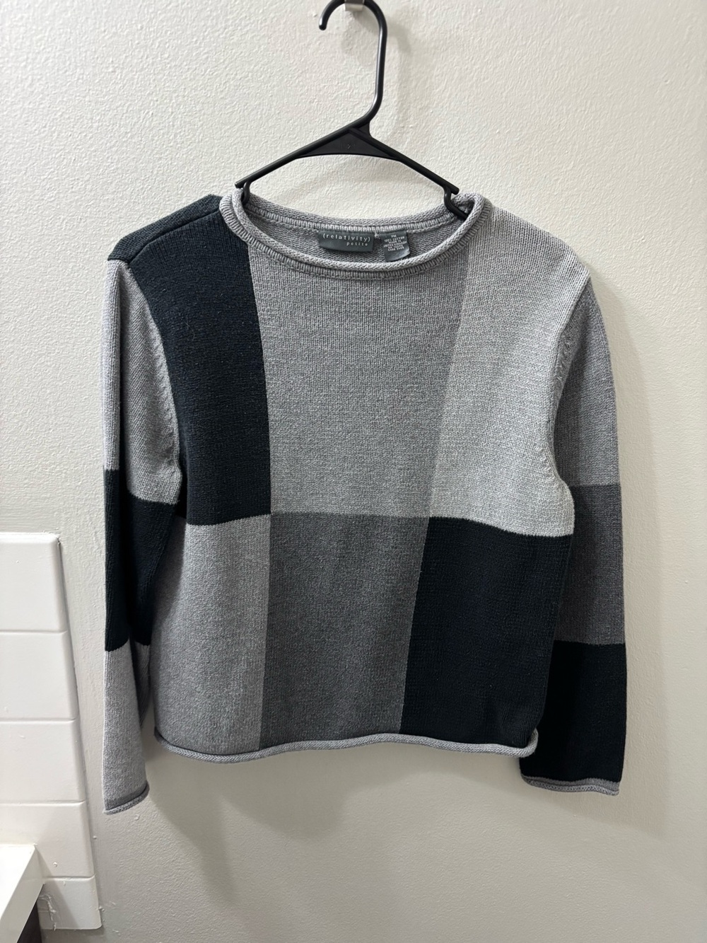 Relativity Women’s Gray & Black Colorblock Crewneck Sweater
